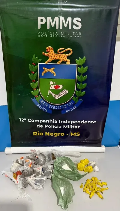 Imagem da notícia Dupla é presa com maconha, cocaína e pasta base em Rio Negro